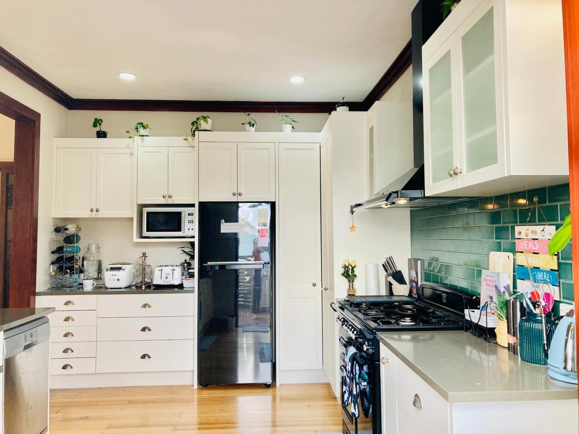 Spacious And Sunny Master Bedroom With Shared Bathrooms Auckland