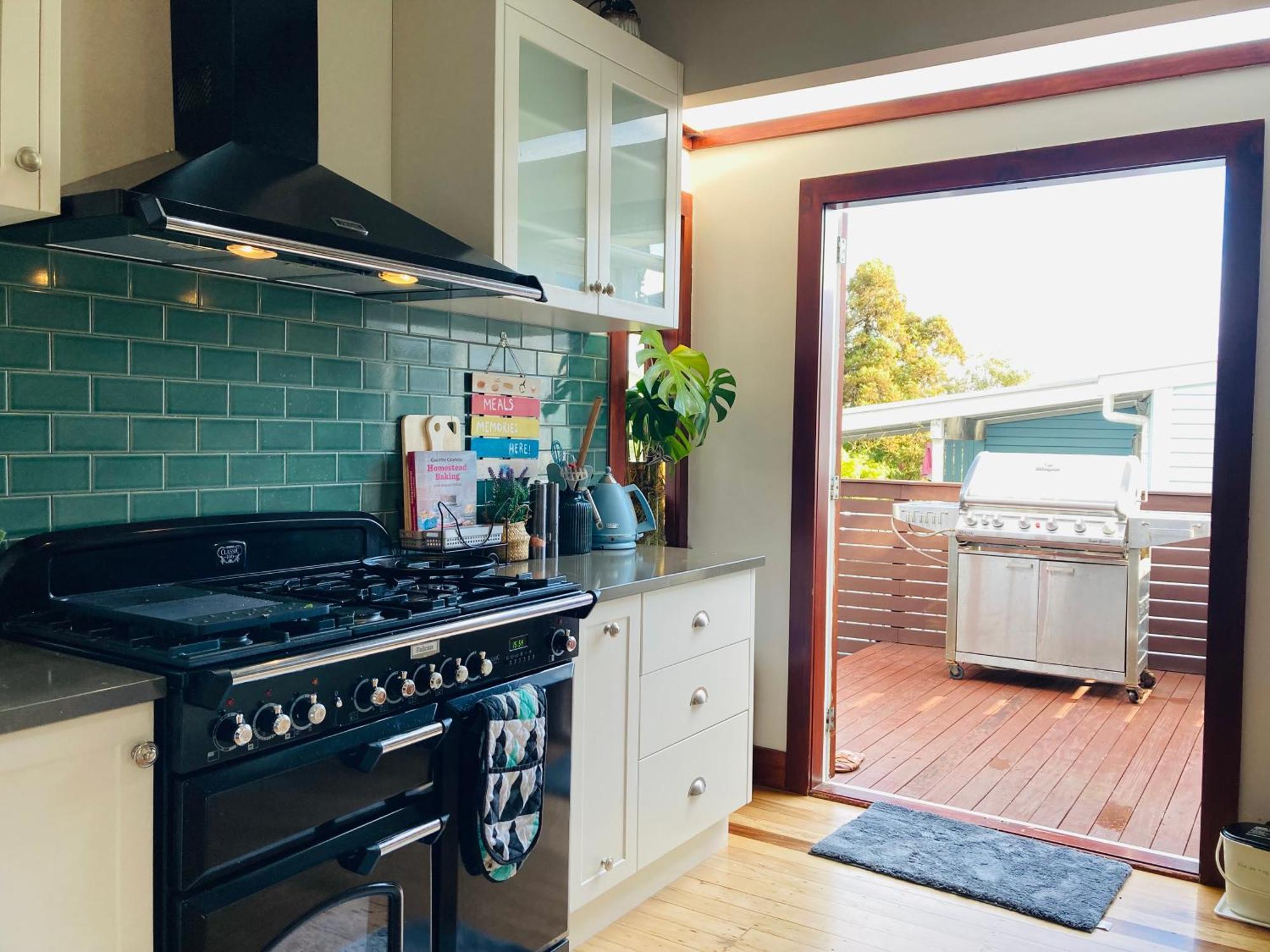 Spacious And Sunny Master Bedroom With Shared Bathrooms *