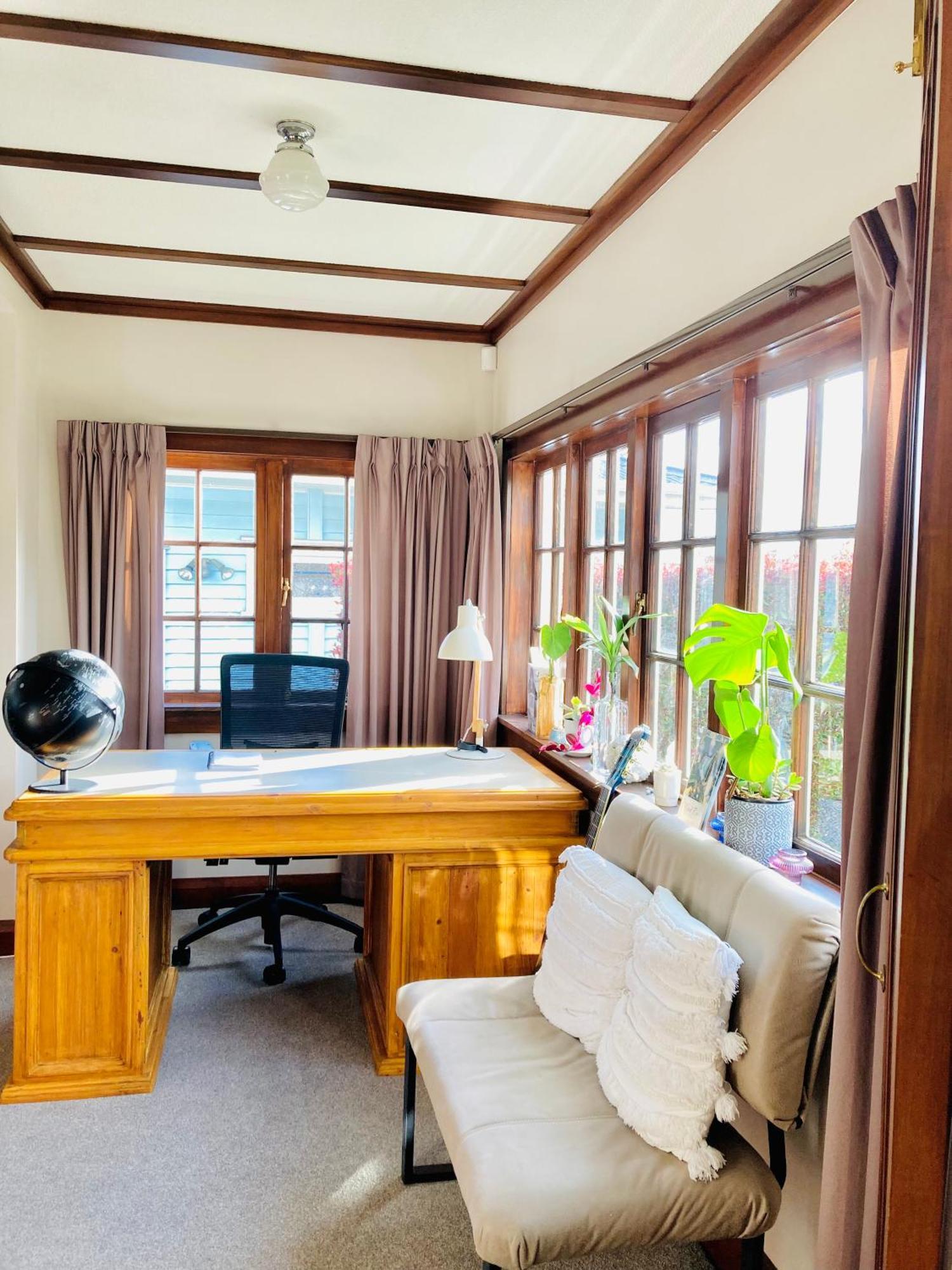 Spacious And Sunny Master Bedroom With Shared Bathrooms * Auckland