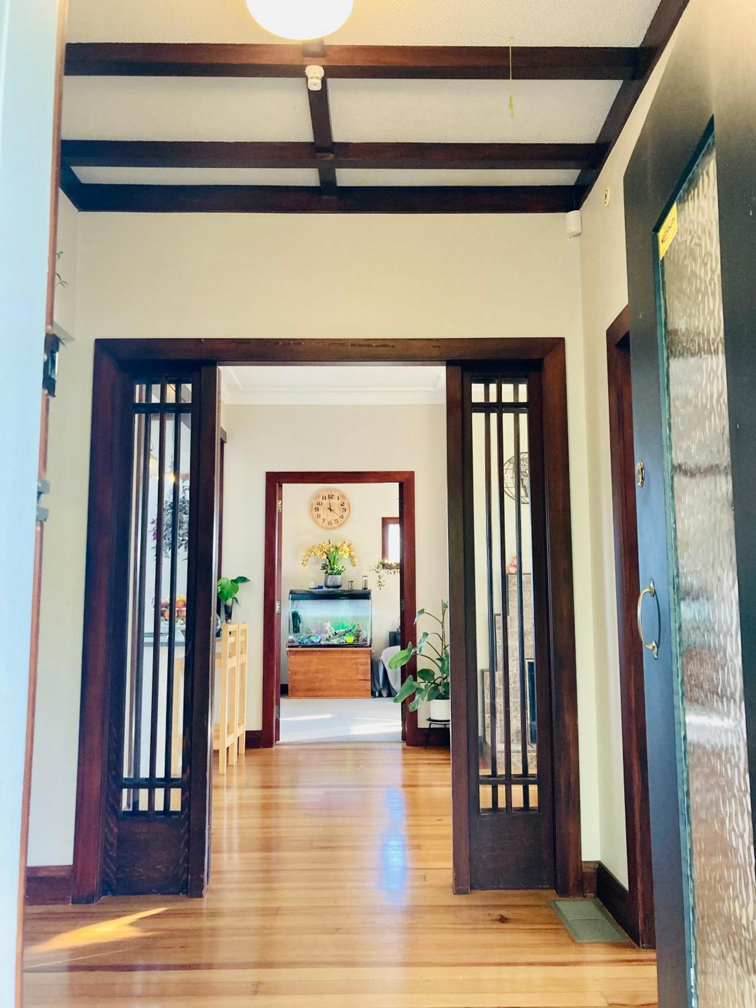 Spacious And Sunny Master Bedroom With Shared Bathrooms Homestay Auckland