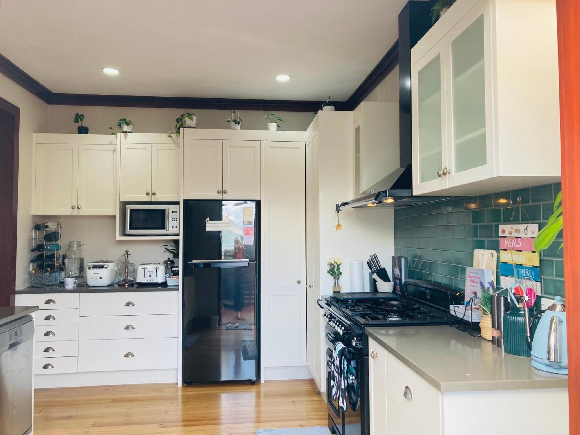 Spacious And Sunny Master Bedroom With Shared Bathrooms Homestay