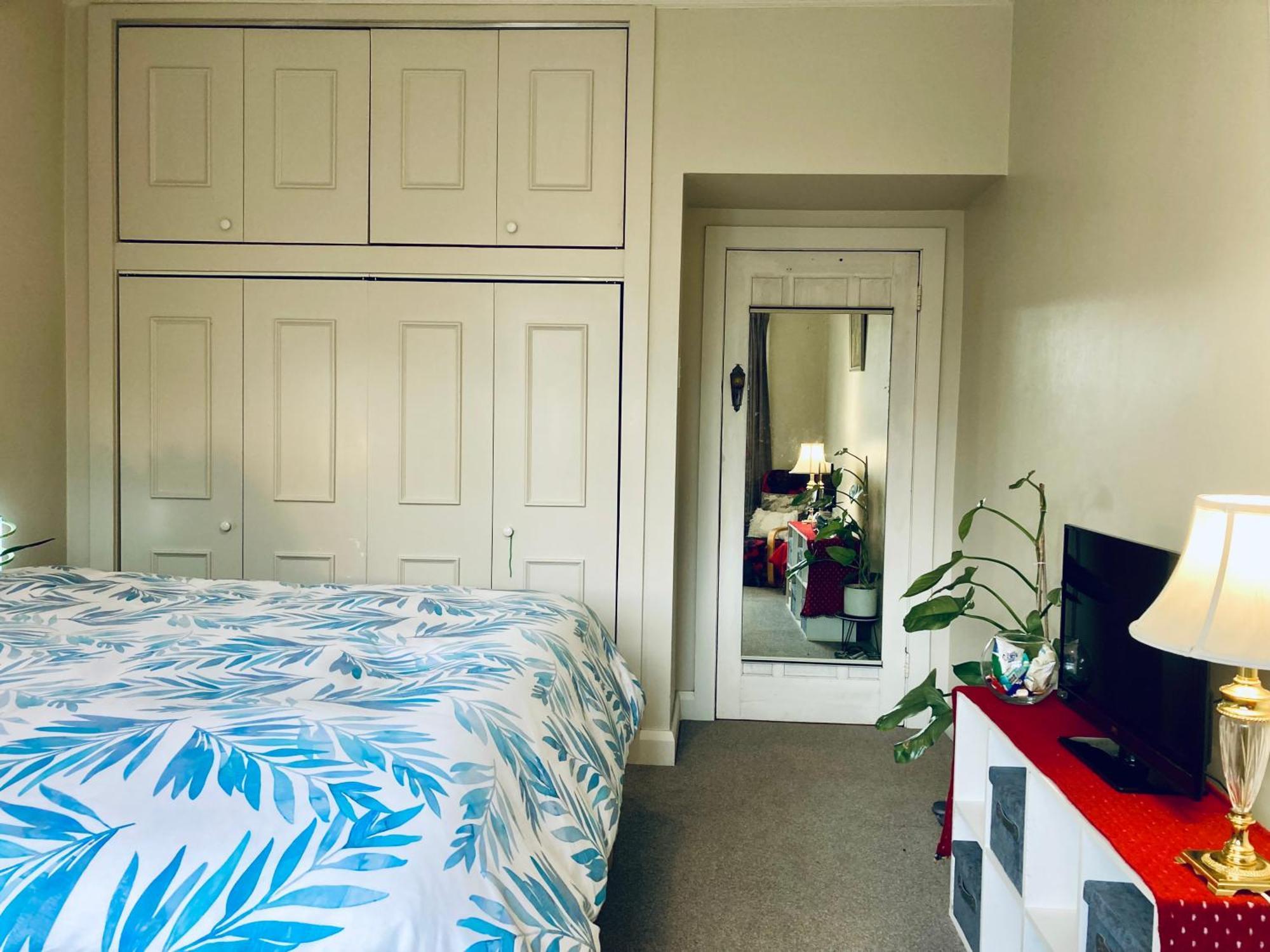 Spacious And Sunny Master Bedroom With Shared Bathrooms Homestay Auckland