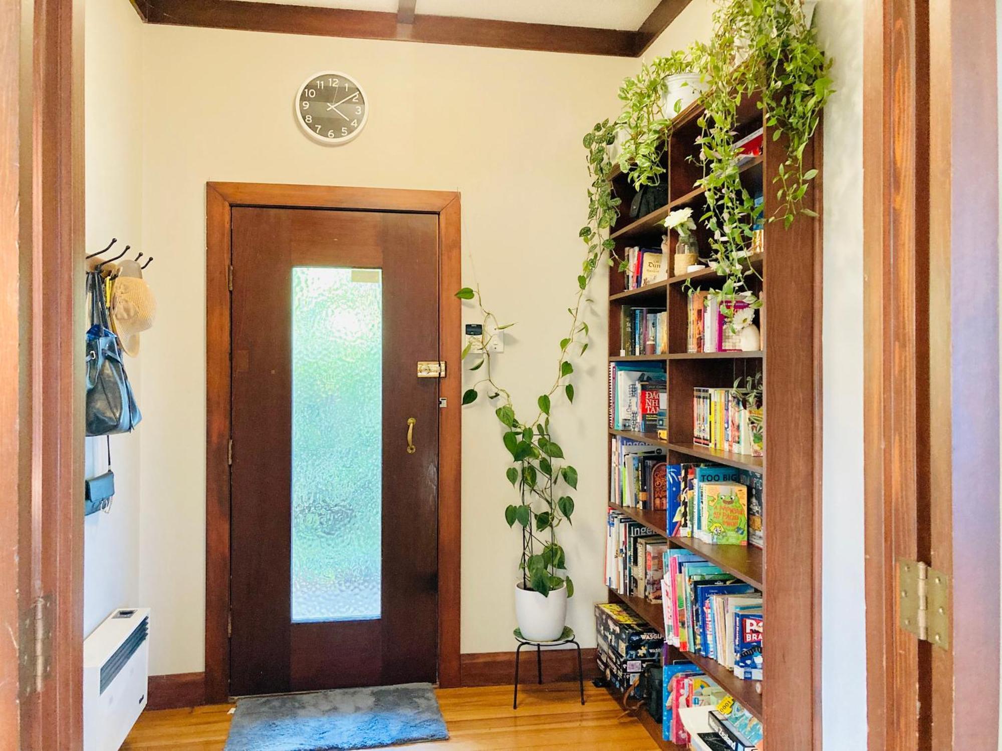 Homestay Spacious And Sunny Master Bedroom With Shared Bathrooms *