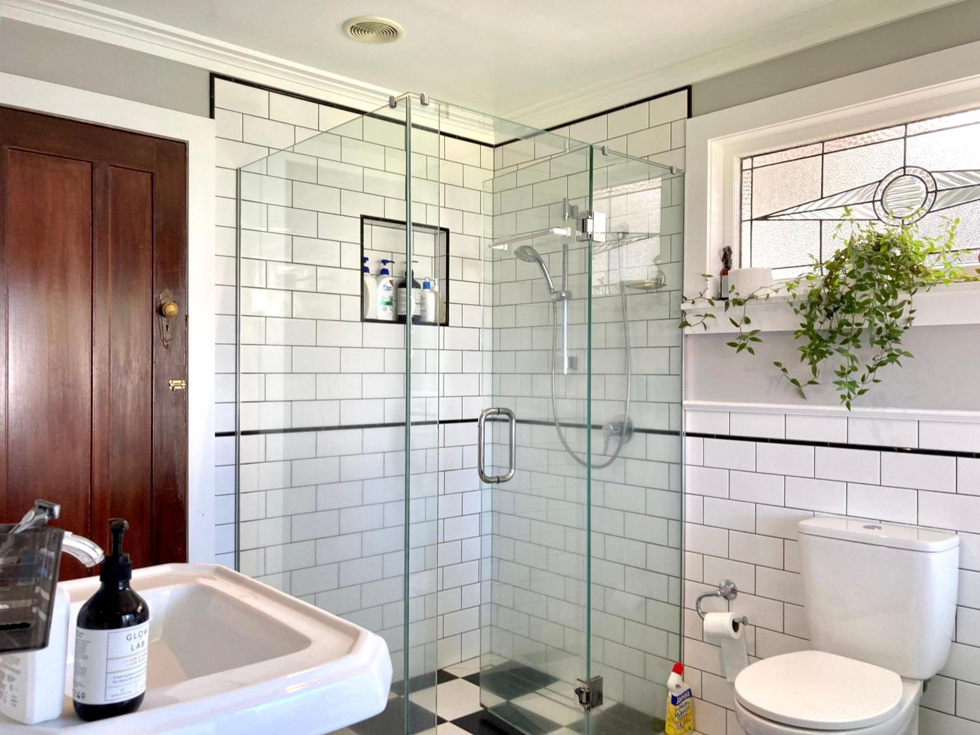 Spacious And Sunny Master Bedroom With Shared Bathrooms * Auckland
