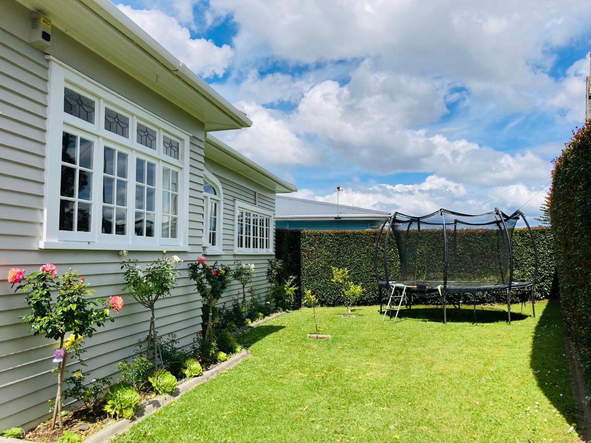 Spacious And Sunny Master Bedroom With Shared Bathrooms * Auckland