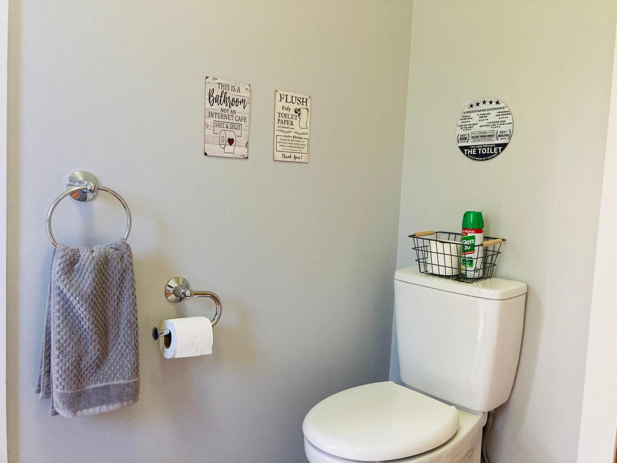 Spacious And Sunny Master Bedroom With Shared Bathrooms Auckland