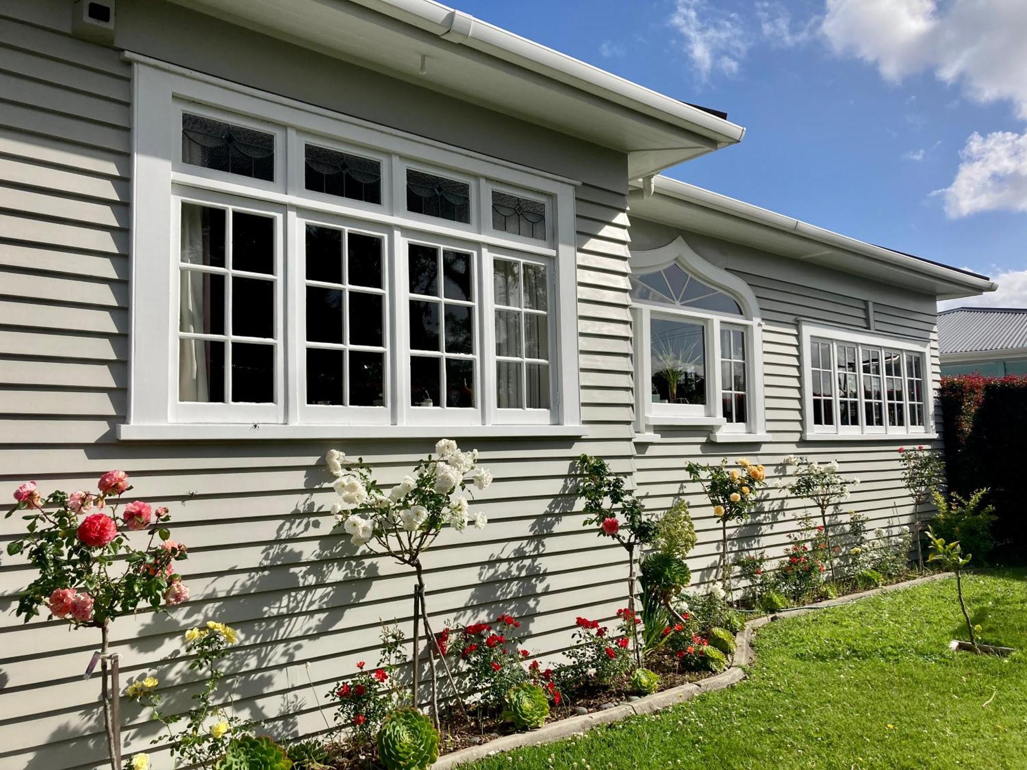 Spacious And Sunny Master Bedroom With Shared Bathrooms *