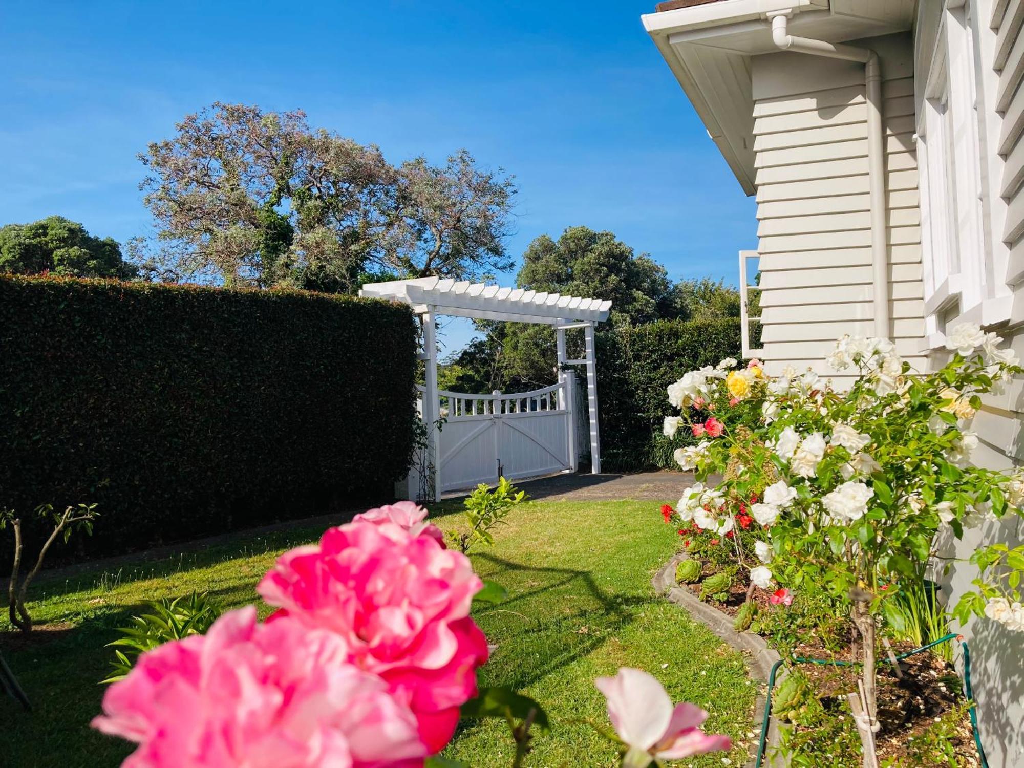 Spacious And Sunny Master Bedroom With Shared Bathrooms Auckland