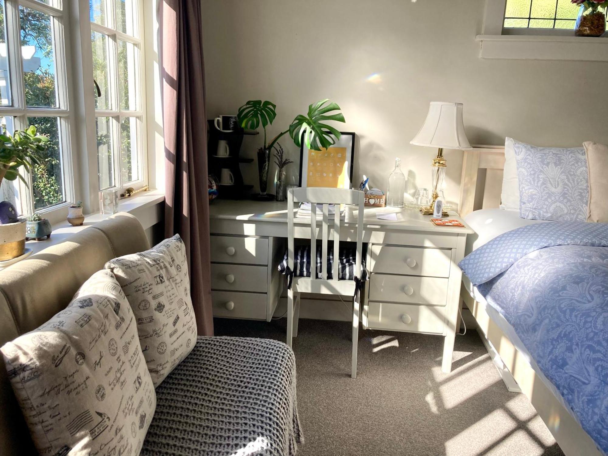 Homestay Spacious And Sunny Master Bedroom With Shared Bathrooms Auckland