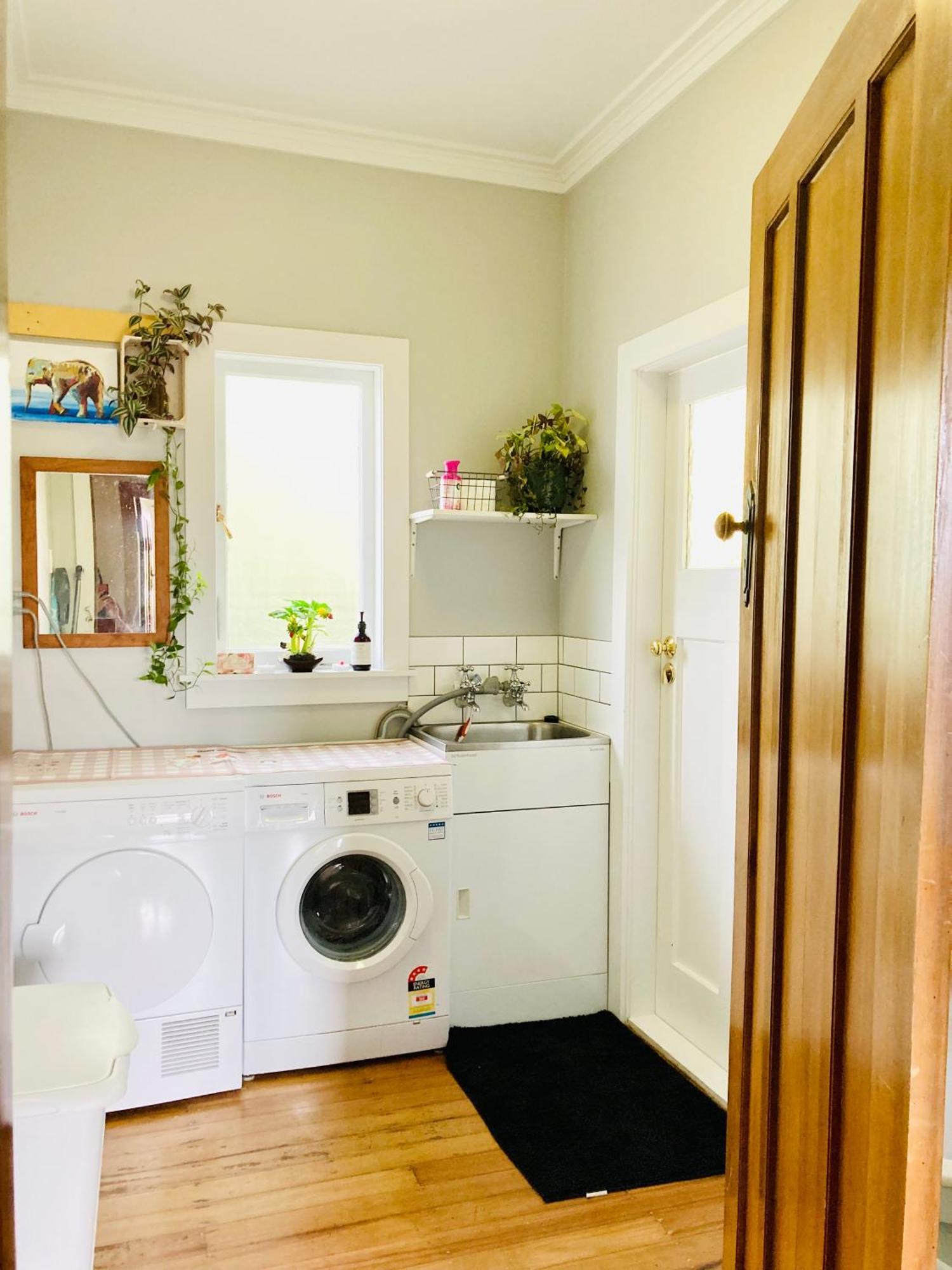 Spacious And Sunny Master Bedroom With Shared Bathrooms Auckland