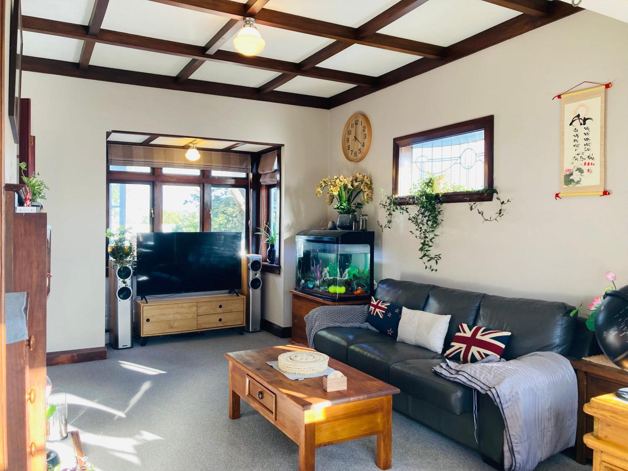 Spacious And Sunny Master Bedroom With Shared Bathrooms * Auckland