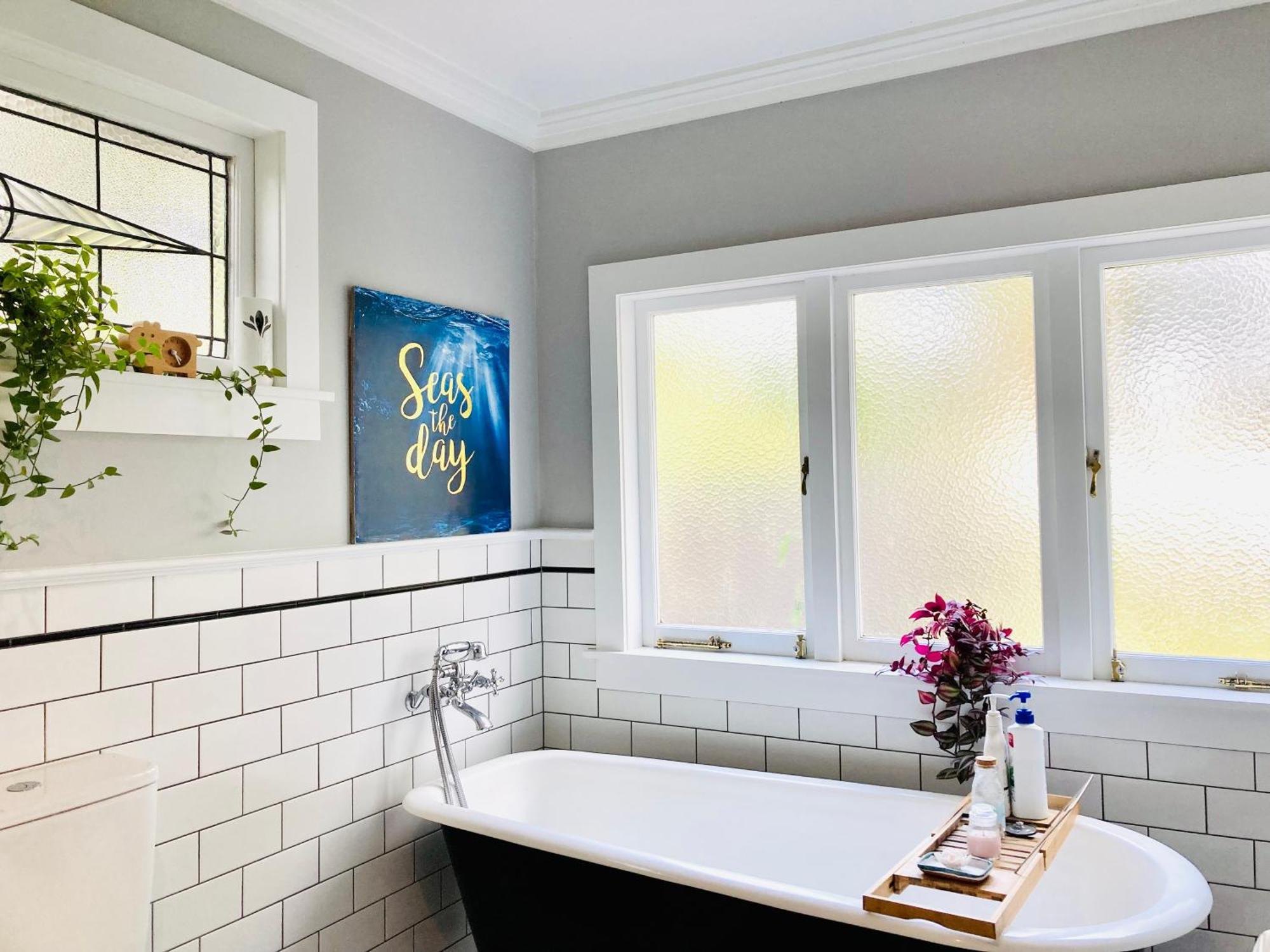 Homestay Spacious And Sunny Master Bedroom With Shared Bathrooms *