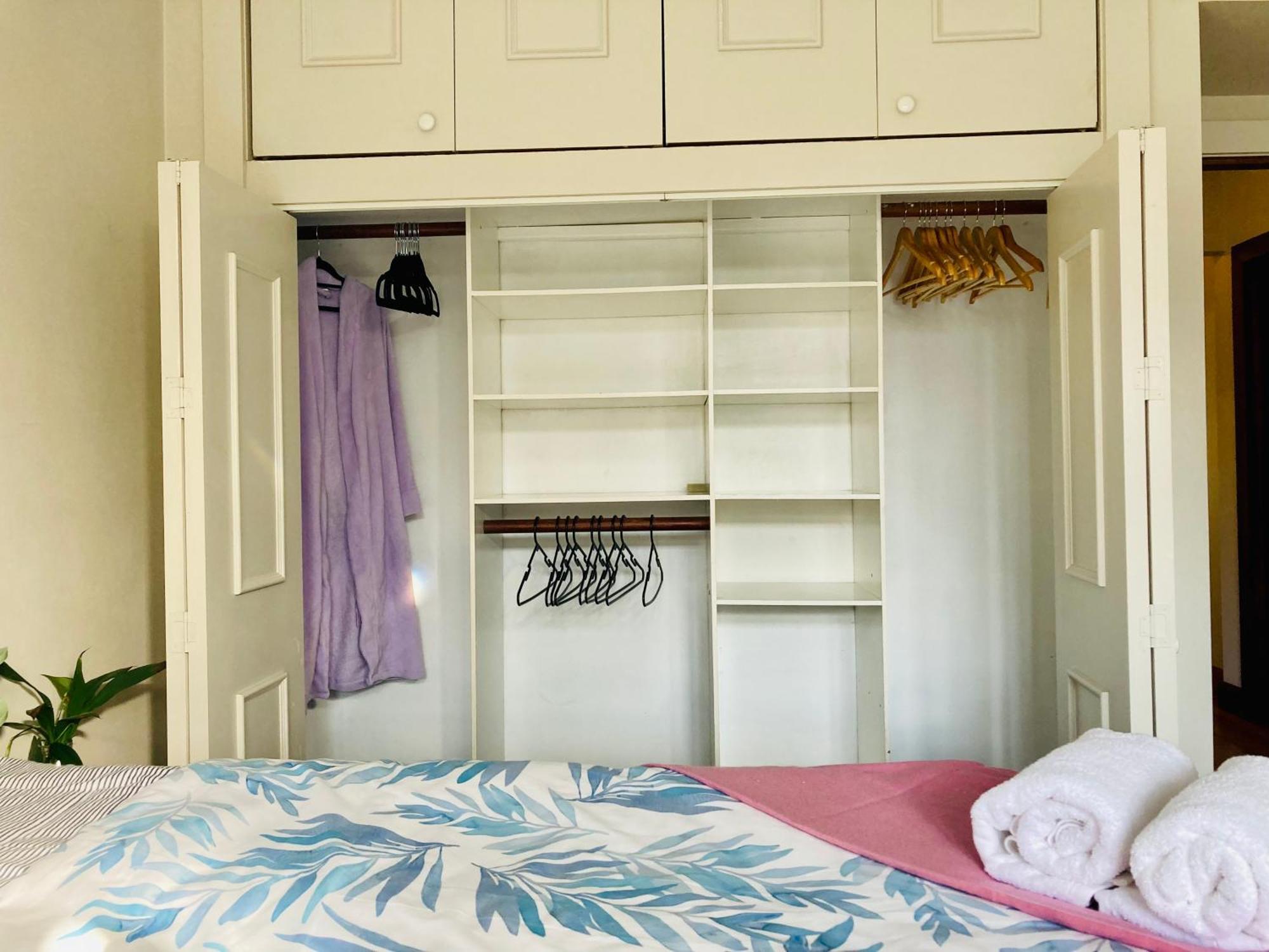 Homestay Spacious And Sunny Master Bedroom With Shared Bathrooms *