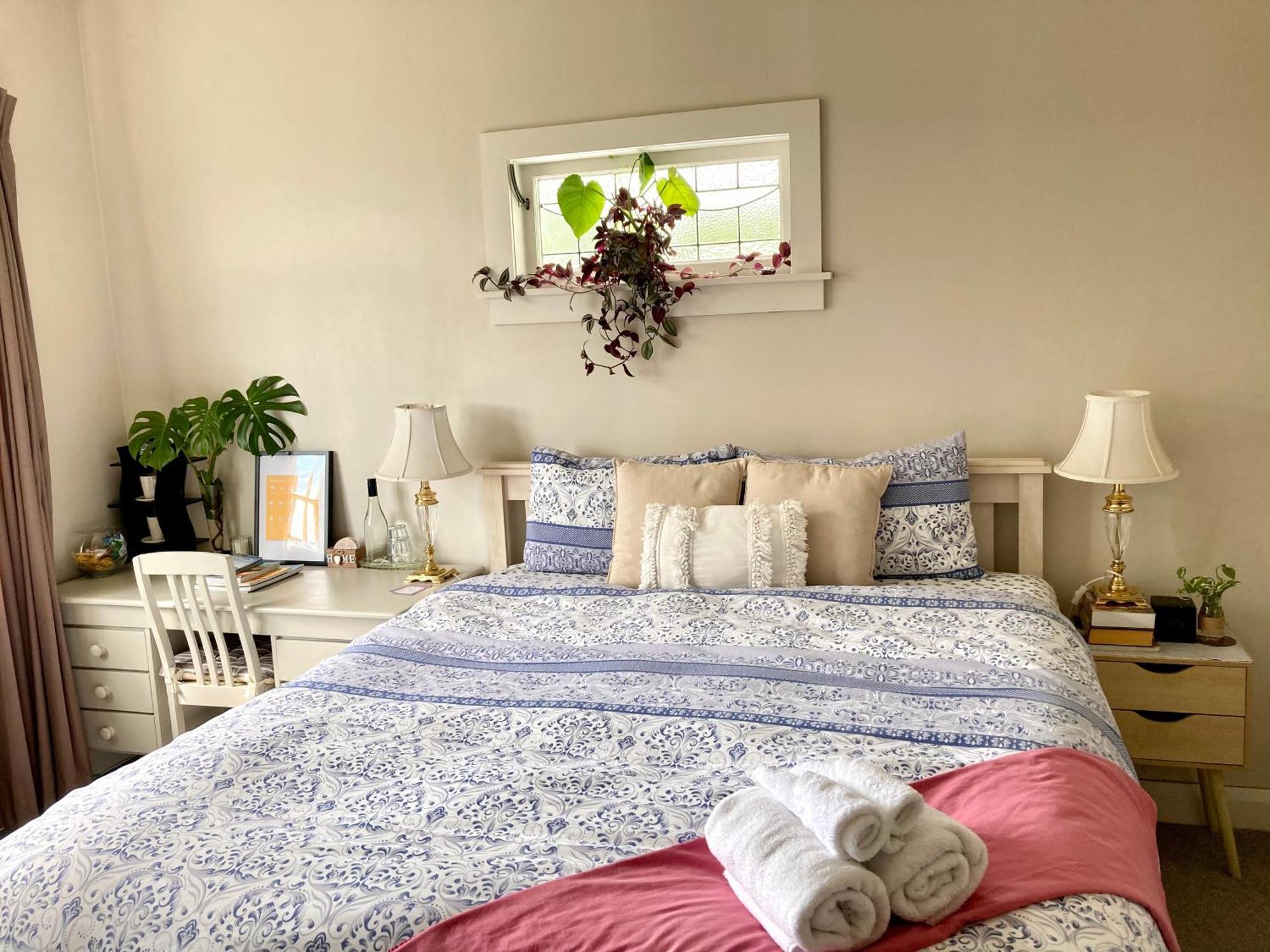 Spacious And Sunny Master Bedroom With Shared Bathrooms Auckland
