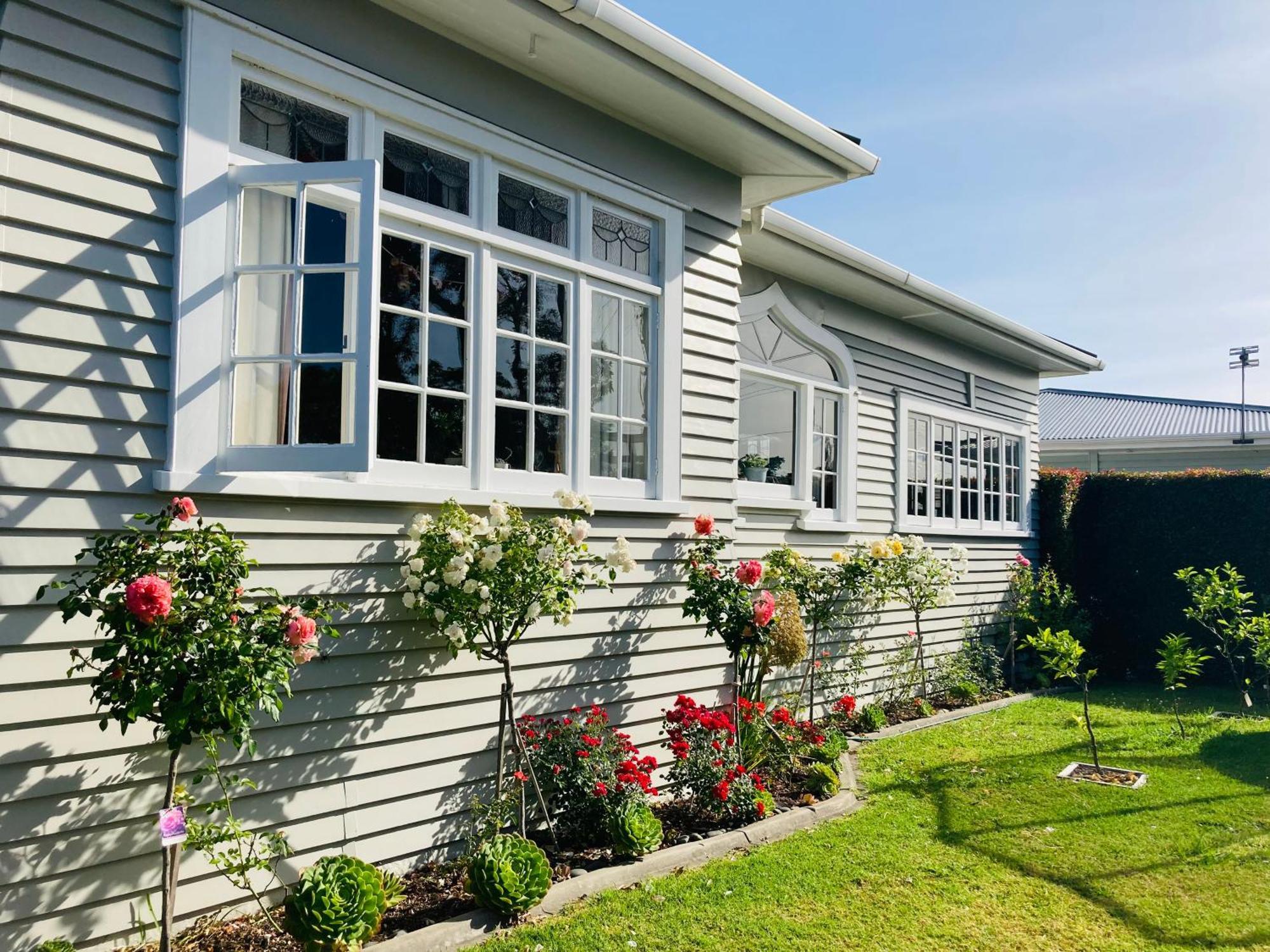 Spacious And Sunny Master Bedroom With Shared Bathrooms Auckland