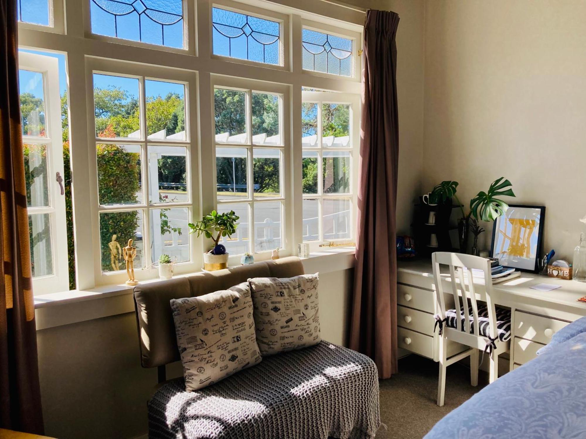 Spacious And Sunny Master Bedroom With Shared Bathrooms * Auckland